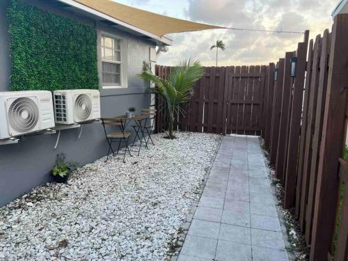 迈阿密Cozy and sweet home的后院设有围栏和桌椅