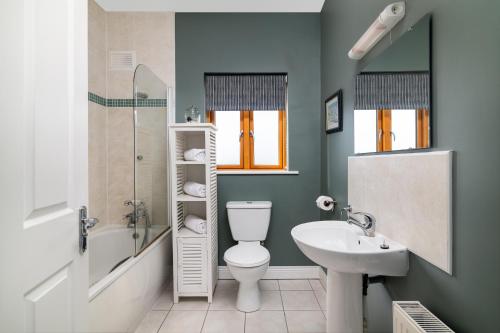 TermonbarryShannonside - Stylish 5 Bed Marina home & 40ft mooring的浴室配有白色卫生间和盥洗盆。