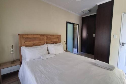 米德兰Home Away From Home的卧室配有一张带白色床单和枕头的大床。