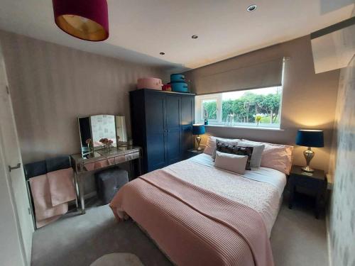托德莫登Enchanting Haven的一间卧室设有一张大床和一个窗户。