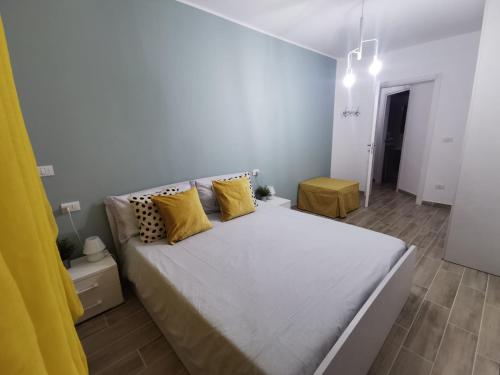 皮内托Il Piacere的一间卧室配有一张带黄色枕头的大床