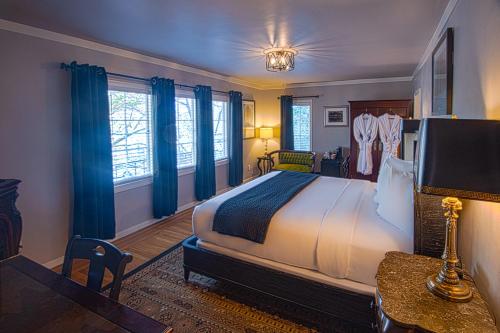 萨克拉门托临园旅馆的一间卧室配有一张带蓝色窗帘的大床