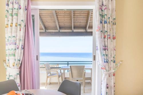 格利法达Amazing Sea View Balcony Ginos Home 123的海景用餐室