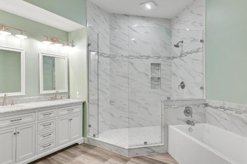 德斯坦Tivoli 5258的带淋浴、浴缸和盥洗盆的浴室