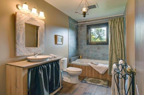 LabelleFront RIVER private BEACH 2 HOT TUBS 15 p SAUNA的浴室配有盥洗盆、卫生间和浴缸。