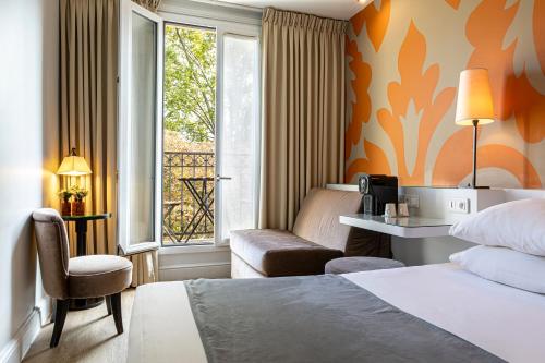 巴黎黄金酒店的酒店客房设有床和窗户。