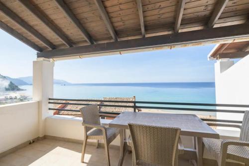 格利法达Amazing Sea View Balcony Ginos Home 123的海景阳台上的桌椅