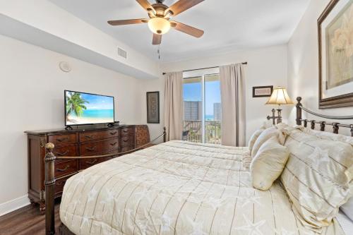德斯坦Ariel Dunes II 602的一间卧室配有一张床和一台平面电视