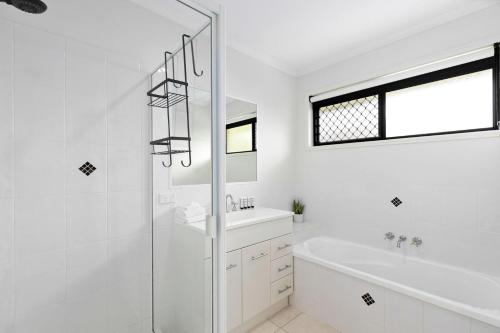 UranganRelax at Moonstone的白色的浴室设有淋浴、浴缸和水槽。