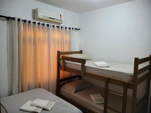 波梅罗迪Espaço Wunder Platz的客房设有两张双层床和窗帘