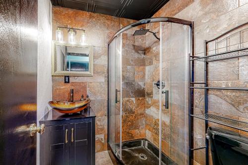 瓦拉瓦拉The Onyx的一间带玻璃淋浴和水槽的浴室