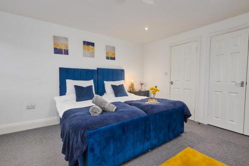 利兹NEW! Perfect for Families & Corporates - 3 Beds - Contact us for Better Offers!的一间卧室配有蓝色的床和蓝色的毯子