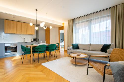塔林Tobiase Residences - Luxury Apartments的客厅配有沙发和桌子