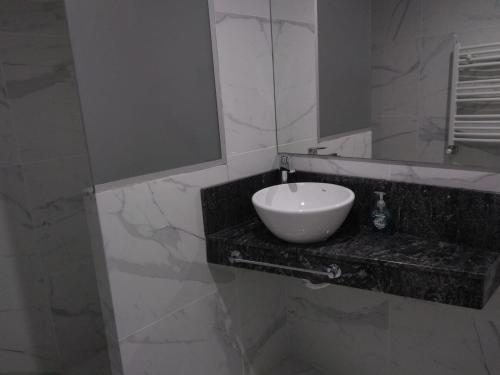 圣达菲Dpto Alberdi的浴室设有白色水槽和镜子