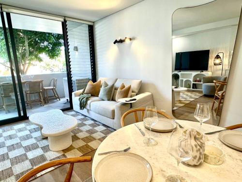 悉尼Luxe Modern Randwick Abode with elevator的客厅配有桌子和沙发