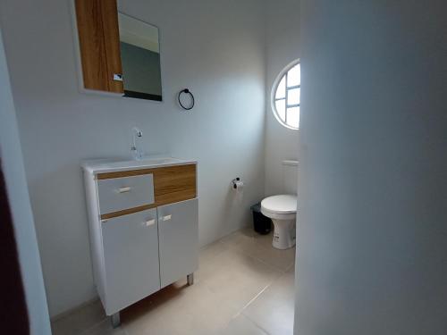 阿莱格雷特New hotel的浴室配有白色水槽和卫生间。