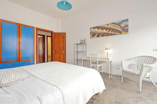 罗马Cerreto Di Spoleto的卧室配有一张床和一张桌子及椅子