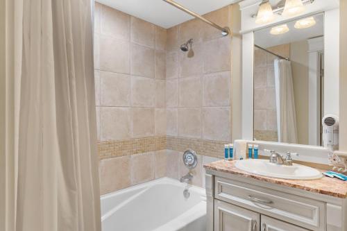 德斯坦Grand Sandestin 2210的浴室配有白色浴缸和水槽