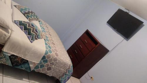 巴尼奥斯Hostal Maria José的卧室配有带马赛克枕头的沙发和窗户。