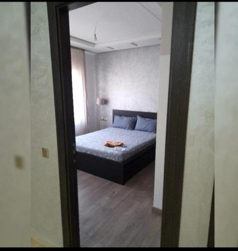 卡萨布兰卡ايربان بلاص的一间卧室配有一张床和镜子