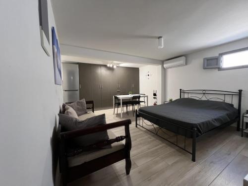 安坡里奥圣托里尼Emporio New Classic 1Bd Santorini Stylish Apt的一间卧室设有一张床和一间客厅。