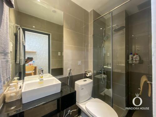 胡志明市PANDORA HOUSE的浴室配有卫生间、盥洗盆和淋浴。
