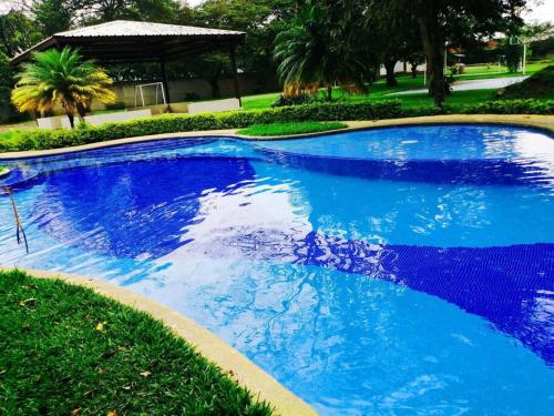 危地马拉Apartamento e109的一个带凉亭的大型蓝色游泳池