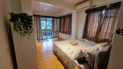 苏瓦Loverly 3 Bedroom rental pool outdoor area的一间卧室设有一张床和一个大窗户