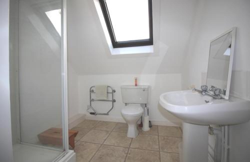奥克尼Orkney lux apartment的白色的浴室设有卫生间和水槽。