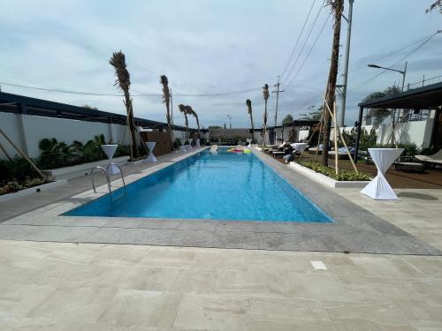 GuiguintoAcro Residences的棕榈树度假村内的游泳池