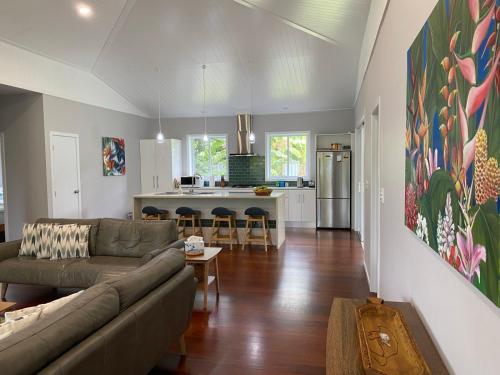 拉罗汤加Are'ora - the house for living的带沙发的客厅和厨房