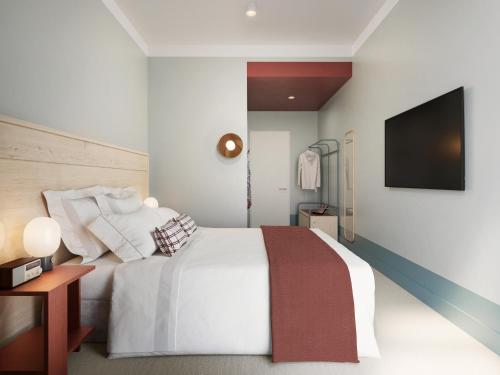 基督城Drifter Christchurch的卧室配有白色的床和平面电视。