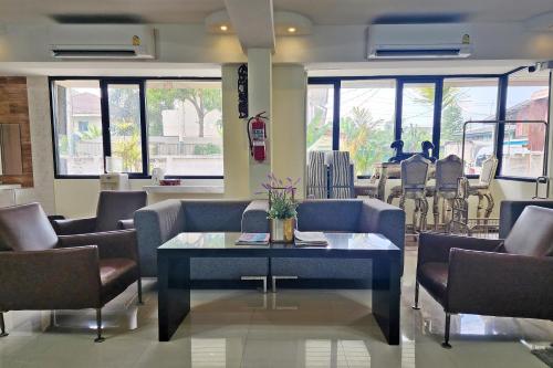 Ban Bang ProngKim Hotel At Bangplong的一间会议室,里面配有椅子和桌子