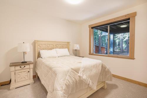 玛瑙湾Wooded Bliss的白色的卧室设有床和窗户