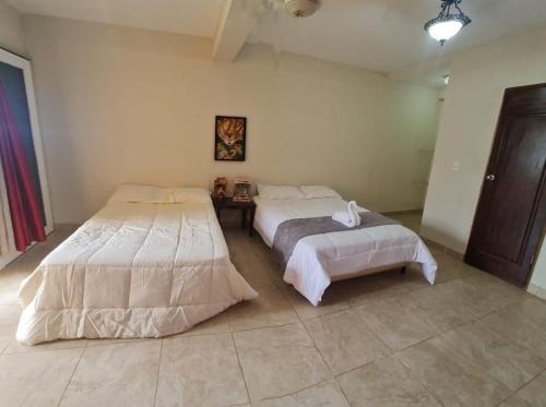 Juan GallegoKame House的一间卧室配有两张床和一张桌子