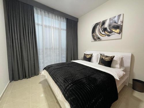 阿吉曼CMA Skyline Sanctuary Apartments - Ajman Corniche UAE的一间卧室设有一张大床和一个窗户。