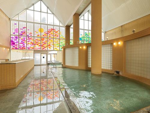 Jozankei定山溪鹤雅度假温泉酒店森之謌的一座带窗户的建筑里的一个大型水池