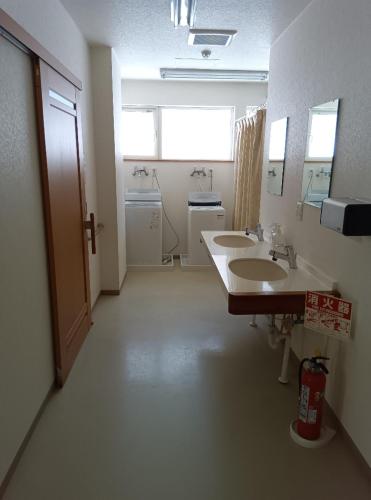 Kyōgokuゲストハウス ikoi的浴室设有2个水槽和2面镜子