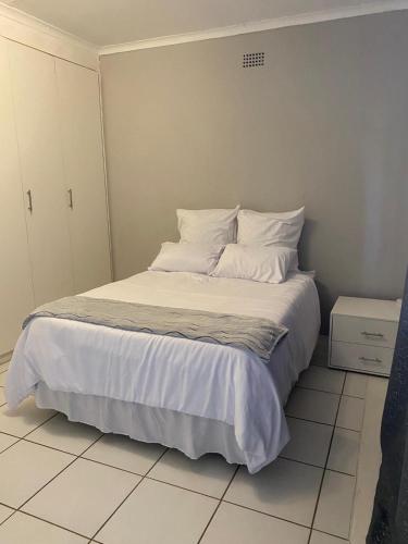 范德拜尔帕克Vaal Self Catering close to Vaal Mall and Aquadome的一间卧室配有带白色床单和枕头的床。