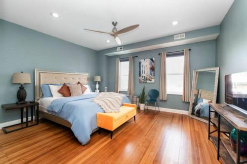 巴尔的摩Charming Little Italy Baltimore Gem的一间卧室配有一张蓝色墙壁和木地板。