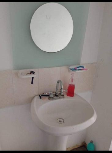 伊达尔戈州波萨里卡Martyshouse的浴室设有白色水槽和镜子