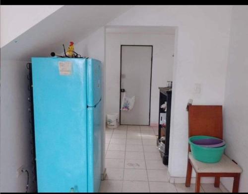 伊达尔戈州波萨里卡Martyshouse的一间厨房,里面配有蓝色冰箱