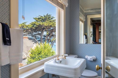 太平洋丛林马丁旅馆的一间带水槽和窗户的浴室