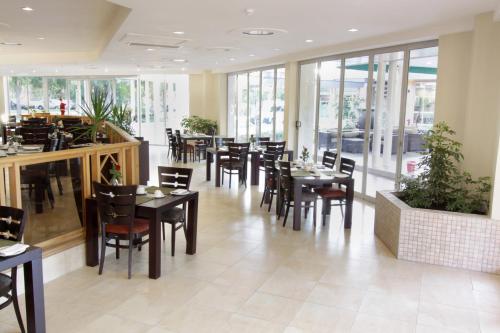 哈博罗内哈博罗内克里斯塔洛奇酒店的用餐室设有桌椅和窗户。