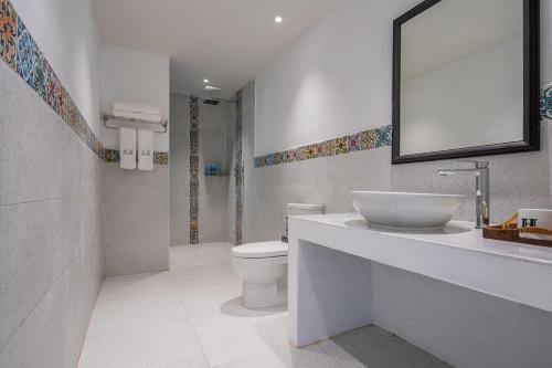 清迈花语岸·度假酒店(H·Flora Hotel)的一间带水槽、卫生间和镜子的浴室