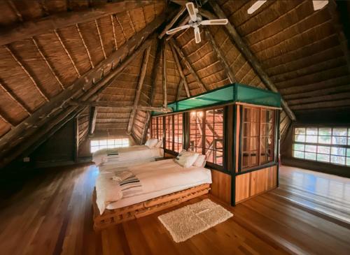 TokioLimpokwena Nature Reserve的一间位于阁楼的大型客房,配有一张床铺