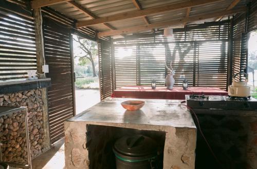 TokioLimpokwena Nature Reserve的厨房配有台面和炉灶。