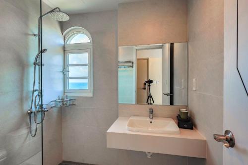 富国Hi Beach House Phu Quoc - Sunset Town的一间带水槽和镜子的浴室