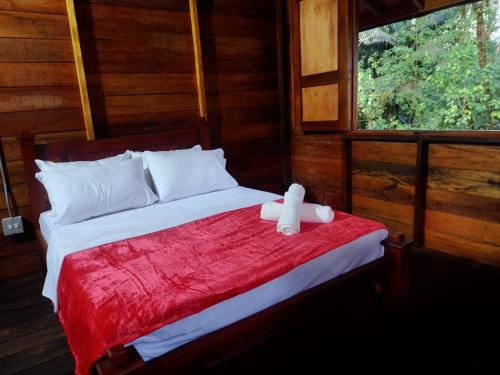 基布多Paraíso Verde Lodge的一张床上坐着泰迪熊的床