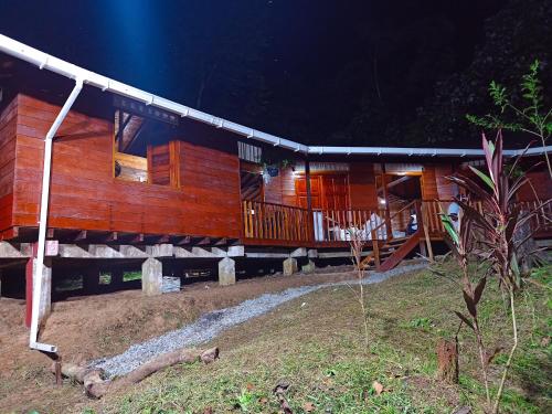 基布多Paraíso Verde Lodge的夜晚有光束的木屋